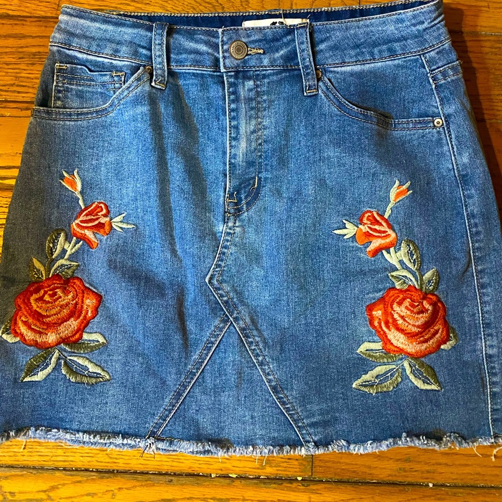 Jean skirt with embroidery